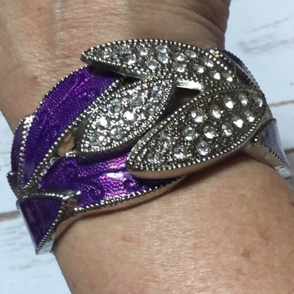 Metallic leaf hinged enamel rhinestone bracelet - Picture 3 of 7